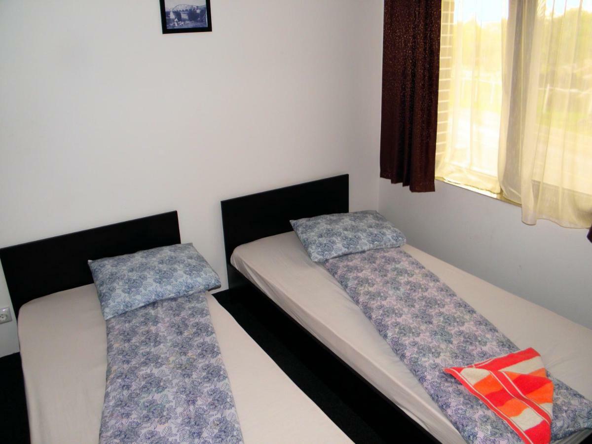 Pensiunea Platinum Târgu Jiu Zimmer foto