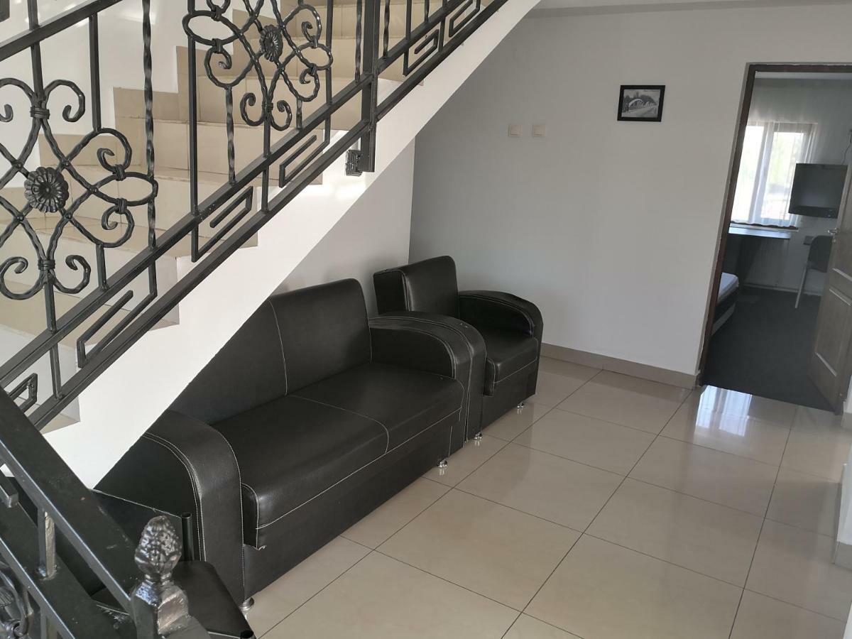 Pensiunea Platinum Târgu Jiu Exterior foto