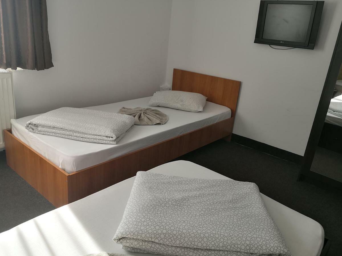 Pensiunea Platinum Târgu Jiu Exterior foto
